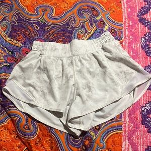smokey lulu patterned hotty hot shorts. size 4, 2.5 inch.